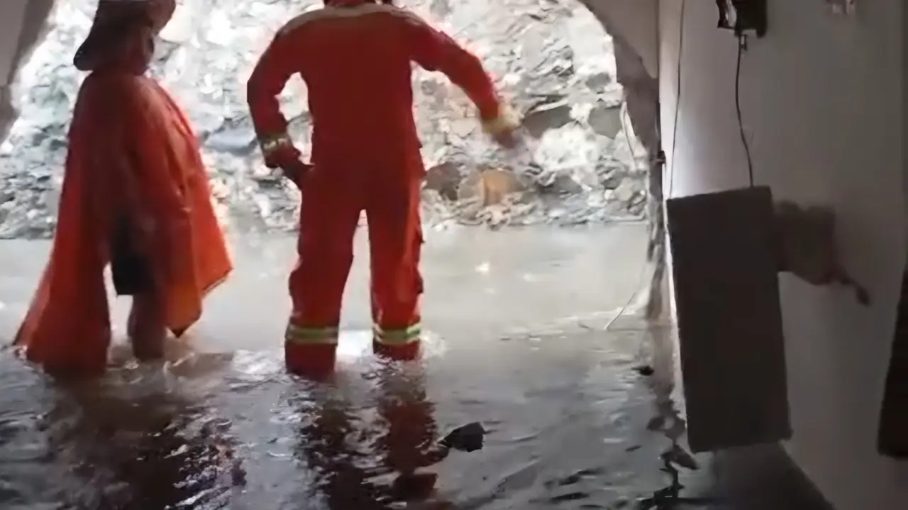 Hujan Deras, Tembok Rumah Warga Depok Jebol hingga 33 KK Terdampak Banjir