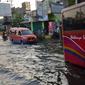 Sejumlah kendaraan melintasi jalan yang tergenang banjir rob di ruas jalur pantura Semarang-Demak ,Jawa Tengah, Minggu (12 /06/2016). Meski banjir yang cukup tinggi hanya kendaraan besar truk atau bus yang bisa melintas. (Gholib)