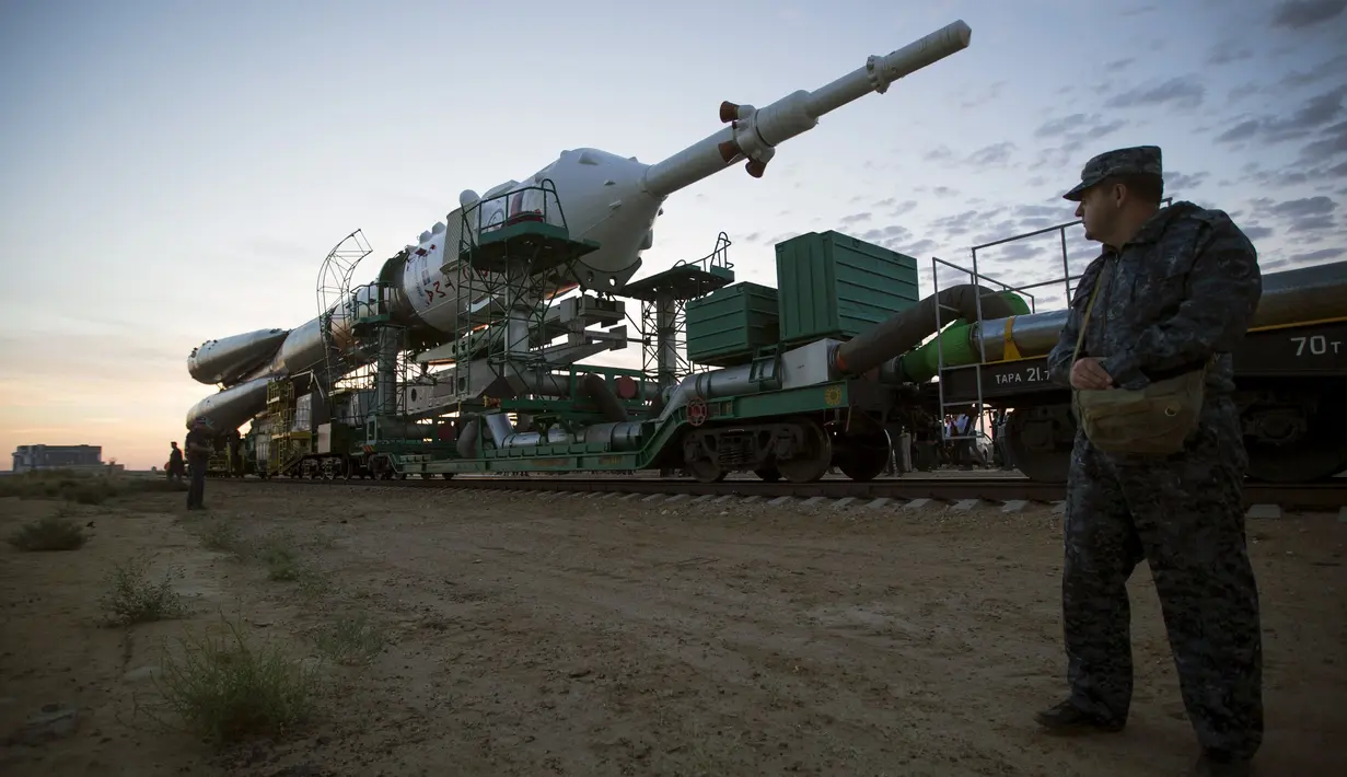 Petugas keamanan saat berjaga disekitaran pesawat luar angkasa Soyuz TMA - 18M di kosmodrom Baikonur, Kazakhstan, Senin (31/8/2015). Soyuz akan dijadwalkan lepas landas pada dua September 2015. (REUTERS/Shamil Zhumatov)