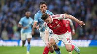 Viktor Gyokeres mempertahankan bola dari gangguan Rodri dalam laga final Piala Liga Inggris antara Arsenal vs Manchester City di Wembley Stadium, 23 Maret 2026. (AP Photo/Maja Smiejkowska)