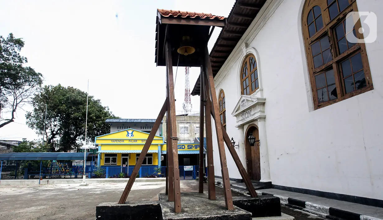 Suasana Gereja Sion yang berada di sudut Jalan Pangeran Jayakarta, Taman Sari, Jakarta Barat, Jumat (23/12/2022). Gereja Sion atau dikenal juga dengan nama Portygeesche Buintenkerk yang usianya mencapai 326 tahun. Namanya Gereja Portugis, bukan berati didirikan oleh orang Portugis, melainkan orang Belanda. Setelah Indonesia Merdeka, Portugreesche Buitenkerk berganti nama menjadi Gereja Portugis. (Liputan6.com/Johan Tallo)