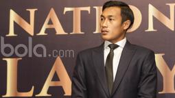 Kapten Timnas Indonesia U-22, Hansamu Yama, saat memakai jas yang disponsori oleh Wong Hang Tailor. Kolaborasi ini dilakukan untuk mewujudkan PSSI yang lebih prefesional dan bermartabat. (Bola.com/Vitalis Yogi Trisna)