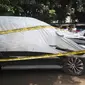 Kondisi mobil Fortuner Ketua DPR Setya Novanto yang ditutup terpal di Ditlantas Polda Metro Jaya, Jakarta, Jumat (17/11). Kecelakaan menyebabkan Setnov harus dirawat di RS Medika Permata Hijau, Jakarta Barat. (Liputan6.com/Immanuel Antonius)