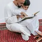 Ilustrasi Islami, muslim, mengaji, membaca Al-Qur'an. (Foto oleh Timur Weber: https://www.pexels.com/id-id/foto/duduk-anak-orang-tua-membaca-9127593/)