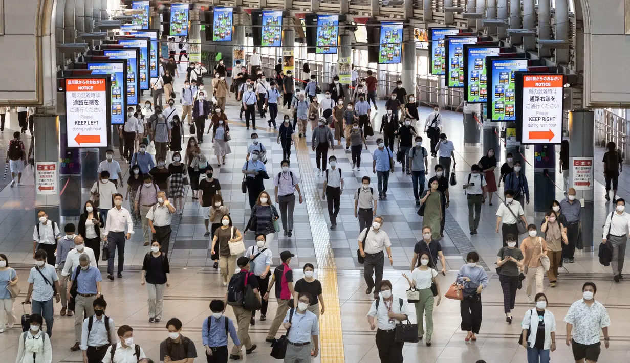 Komuter memakai masker di stasiun kereta api di Tokyo saat keadaan darurat virus corona tetap berlaku di kota itu pada Selasa (10/8/2021).  Pemerintah Metropolitan Tokyo mengonfirmasi 2.884 kasus baru covid-19 pada Senin, 9 Agustus 2021. (Yuki IWAMURA / AFP)