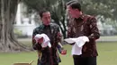 Presiden Joko Widodo (kiri) bersama PM Belanda Mark Rutte mengelap tangan usai menanam pohon damar di sela pertemuan di Istana Bogor, Senin (7/10/19). Pertemuan itu membahas kerja sama strategis antara Indonesia dan Belanda kedepan berdasarkan prinsip kemitraan komprehensif. (AP/Dita Alangkara)