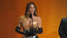 Beyonce menerima penghargaan untuk album dance/musik elektronik terbaik untuk "Renaissance" di Penghargaan Grammy Awards 2023 di Los Angeles pada Minggu, 5 Februari 2023. Lewat album Renaissance yang berlumur pujian kritikus dunia, Beyonce memecahkan rekor kemenangan Grammy terbanyak sepanjang sejarah, dengan 32 piala. (AP Photo/Chris Pizzello)