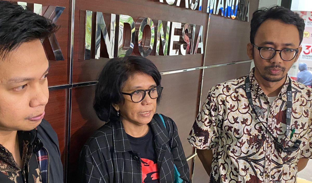 Istri aktivis HAM almarhum Munir Said Thalib, Suciwati diperiksa Komnas HAM terkait kasus pembunuhan suaminya.<br>