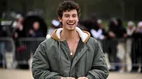 Penyanyi Kanada, Shawn Mendes, tiba untuk presentasi kreasi oleh Loewe untuk koleksi Women Ready-to-wear Musim Gugur-Musim Dingin 2024/2025 sebagai bagian dari Paris Fashion Week, di Paris pada 1 Maret 2024. (JULIEN DE ROSA/AFP)