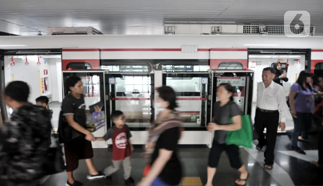 Penumpang keluar dari Kereta api ringan atau Light Rail Transit (LRT) di Stasiun Velodrome, Rawamangun, Jakarta, Rabu (27/11/2019). Moda transportasi massal LRT Jakarta akan beroperasi komersial per 1 Desember 2019 dengan tarif Rp5.000 untuk sekali perjalanan. (merdeka.com/Iqbal Nugroho)