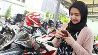 Para Wajib Pajak yang juga pengguna motor di Jawa Barat bisa mengakses kemudahan Pembayaran Pajak Kendaraan melalui E-Samsat lewat SMS dari Telkomsel. (Doc: Telkomsel)