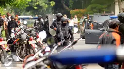 Anggota Brimob bersiap melakukan penyergapan di lokasi perampokan disertai penyanderaan di Kawasan Pondok Indah, Jakarta, Minggu (3/9). Dua tersangka pelaku perampokan disertai penyanderaan dilumpuhkan polisi. (Liputan6.com/Helmi Fithriansyah)