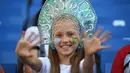 Penggemar cilik timnas Uruguay bersorak-sorai di tengah kerumunan sebelum laga kedua penyisihan Grup B Piala Dunia 2018 melawan Arab Saudi di Rostov Arena, Rostov-On-Don pada 20 Juni 2018. (AFP PHOTO / Khaled DESOUKI)