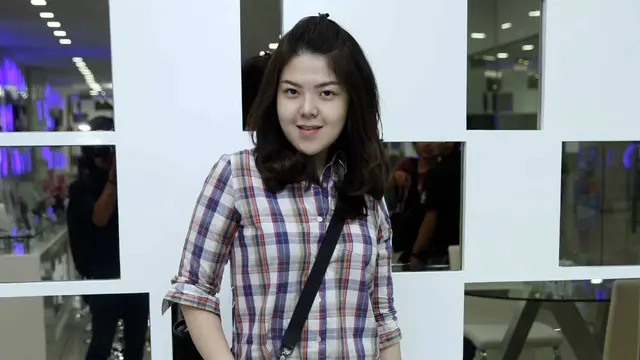 Status jomblo tak membuat Tina Toon melupakan penampilannya.