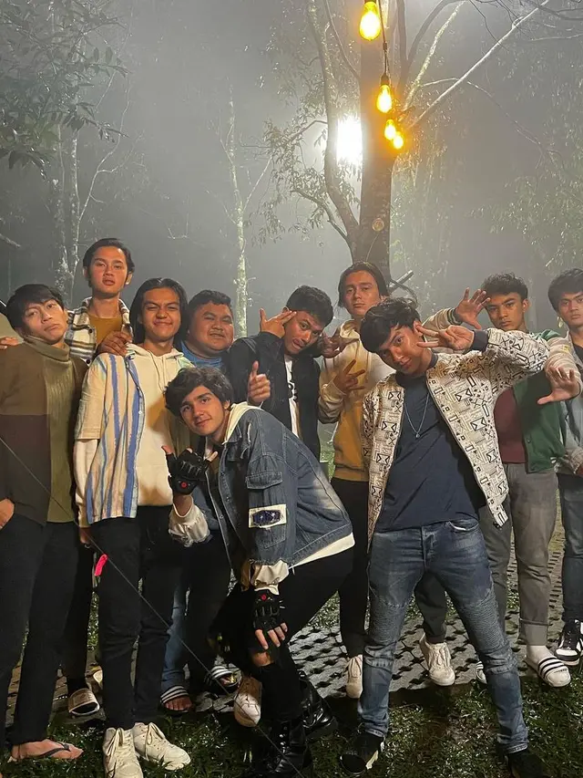 Potret kompak Farhan Rasyid bersama pemain My Love My Enemy Season 2 (Foto: Instagram/@farhanrasyidd)
