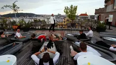 Penonton berendam dalam bak mandi sambil menyaksikan penyanyi opera Adam Plachetka membawakan Don Giovanni karya Mozart di atap Gedung Lucerna, Praha, Republik Ceko, Kamis (29/8/2019). (AP Photo/Petr David Josek)