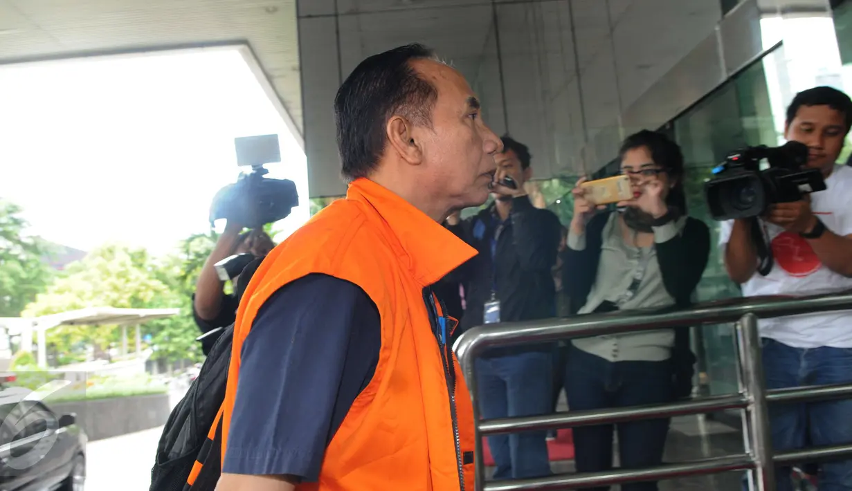 Itoc Tochija masuk ke Gedung KPK, Jakarta, Jumat (13/1). Penyidik KPK memeriksa Itoc serta istrinya Atty Suharti Tochija terkait kasus suap untuk ijon proyek pembangunan tahap II Pasar Atas Baru Cimahi bernilai Rp57 miliar. (Liputan6.com/Helmi Afandi)