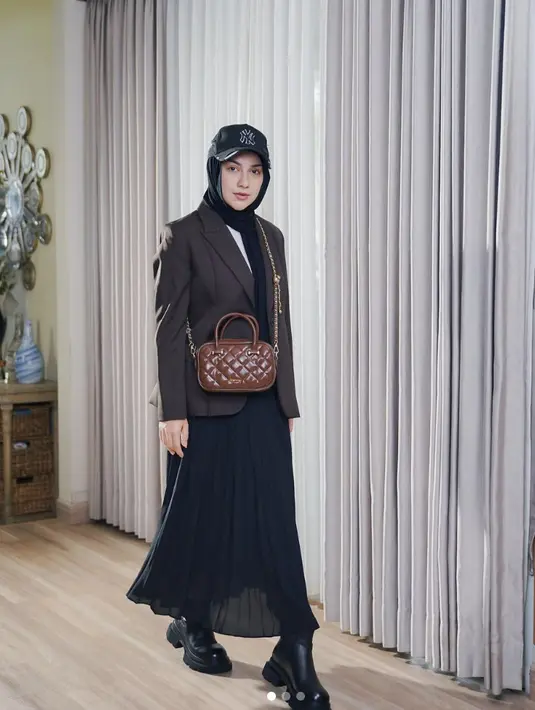 Terinspirasi dari gaya military, paduan boots chunky hadirkan statement gaya yang sempurna.  [Foto: Instagram/ Irish Bella]