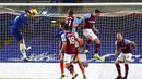Bek Chelsea, Thiago Silva, mencetak gol melalui tandukan kepalanya ke gawang West Ham United pada laga Liga Inggris di Stadion Stamford Bridge, Selasa (22/12/2020). Chelsea menang dengan skor 3-0. (AP/Clive Rose,Pool)