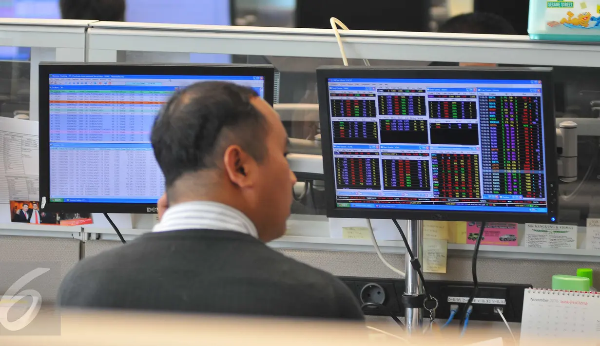 Pergerakan saham terlihat di sebuah monitor, Jakarta, Senin (14/11).Tekanan IHSG tersebut juga didorong saham-saham berkapitalisasi besar yang merosot. (Liputan6.com/Angga Yuniar)