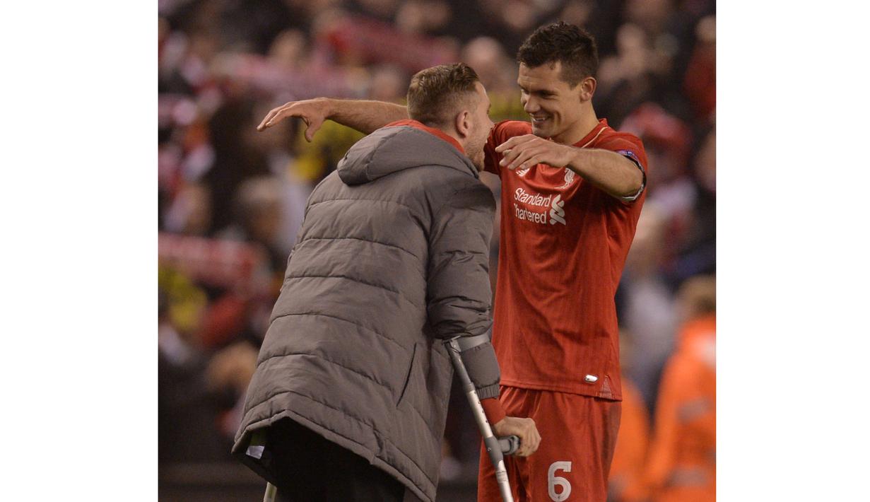 Pemain Liverpool, Dejan Lovren (kanan), menyumbangkan satu gol saat timnya mengalahkan Borussia Dortmund pada perempat final Liga Europa di Stadion Anfield, Liverpool, (14/4/2016). (AFP/Oli Scarff)