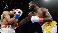 Terence Crawford (kanan) meninju Amir Khan pada perebutan gelar juara dunia tinju kelas welter WBO di Madion Square Garden, New York, Amerika Serikat, Minggu (21/4) . Crawford terus mendikte pertarungan melawan Khan hingga ronde kelima. (AP Photo/Frank Franklin II)