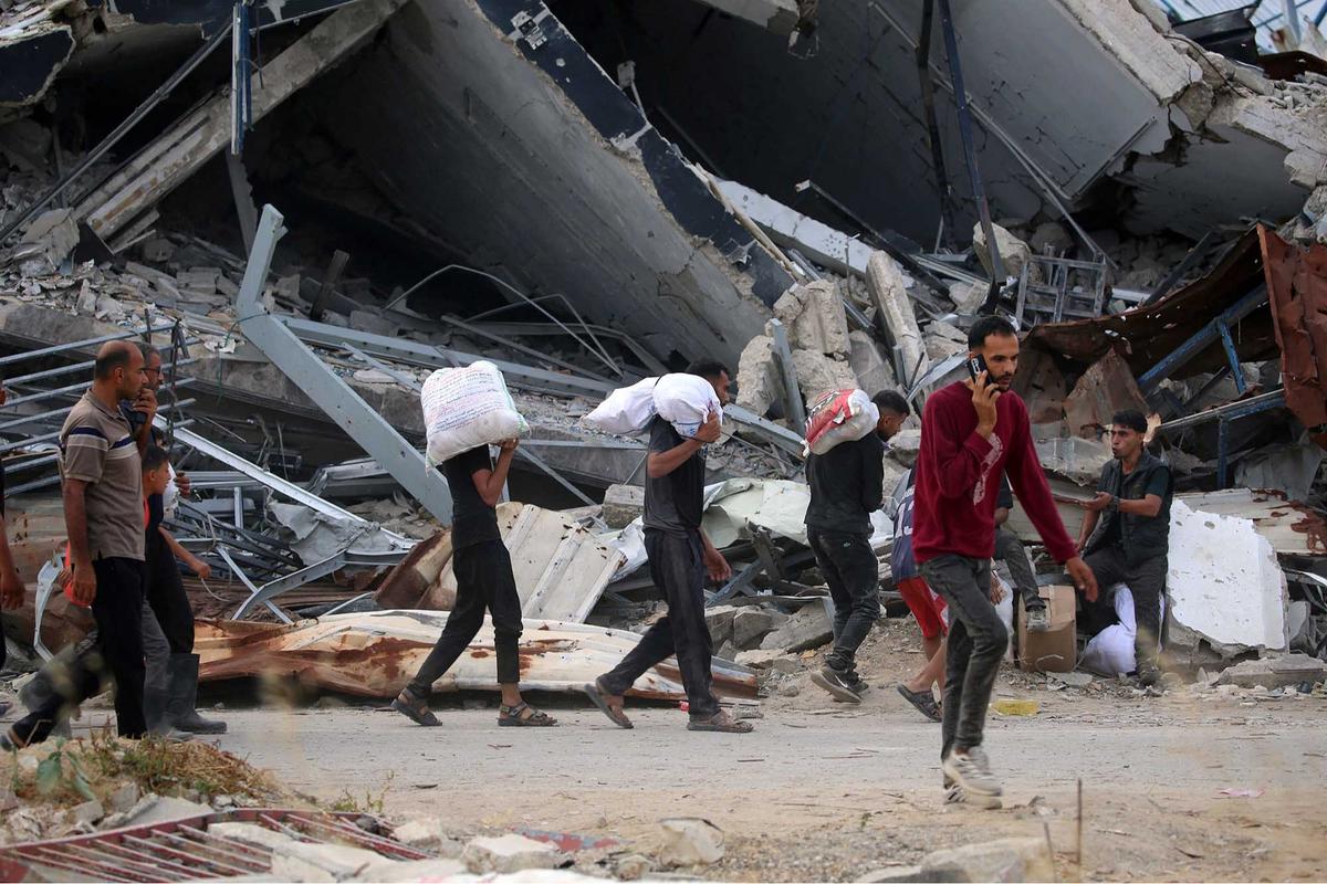 FOTO: Ribuan Warga Gaza Mengambil Paket Bantuan Bahan Makanan