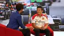 Pebalap Rio Haryanto menjawab sejumlah pertanyaan terkait karier balapnya saat berkunjung ke SCTV Tower di Jakarta, Jumat (31/8/2015).  (Bola.com/Vitalis Yogi)