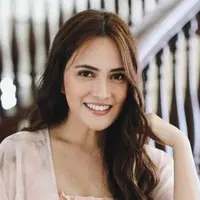 Shandy Aulia tampil beda dengan menggunakan kawat gigi yang menghiasi gigi bawahnya.