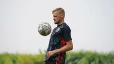 Pemain baru Persija Jakarta Hanno Behrens tampak mengikuti sesi latihan bersama di Nirwana Park Bojongsari, Sawangan Depok. (Dokumentasi Persija)