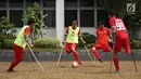 Tim Garuda Indonesia Amputee Football (INAF) mengikuti sesi latihan di kawasan Pesanggrahan, Jakarta, Sabtu (3/8/2019). Latihan tersebut digelar untuk persiapan laga uji coba menghadapi salah satu tim sepak bola amputasi di Inggris dan Jepang pada tahun 2020 nanti. (Liputan6.com/Immanuel Antonius)