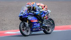 Pembalap Yamaha Racing Indonesia, Candra Hermawan (kiri) memacu motornya bersaing dengan pembalap lain saat Race 2 AP250 Asia Road Racing Championship (ARRC) Mandalika 2025 di Sirkuit Internasional Pertamina Mandalika, Lombok, NTB, Minggu (31/08/2025). (Bola.com/Bagaskara Lazuardi)
