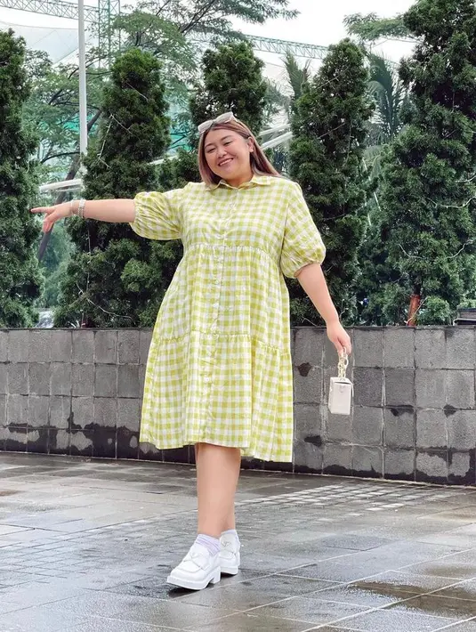 Gaun model A-line bisa memberikan siluet hourglass sehingga tubuh terlihat langsing. (Instagram/clarissaputri_).