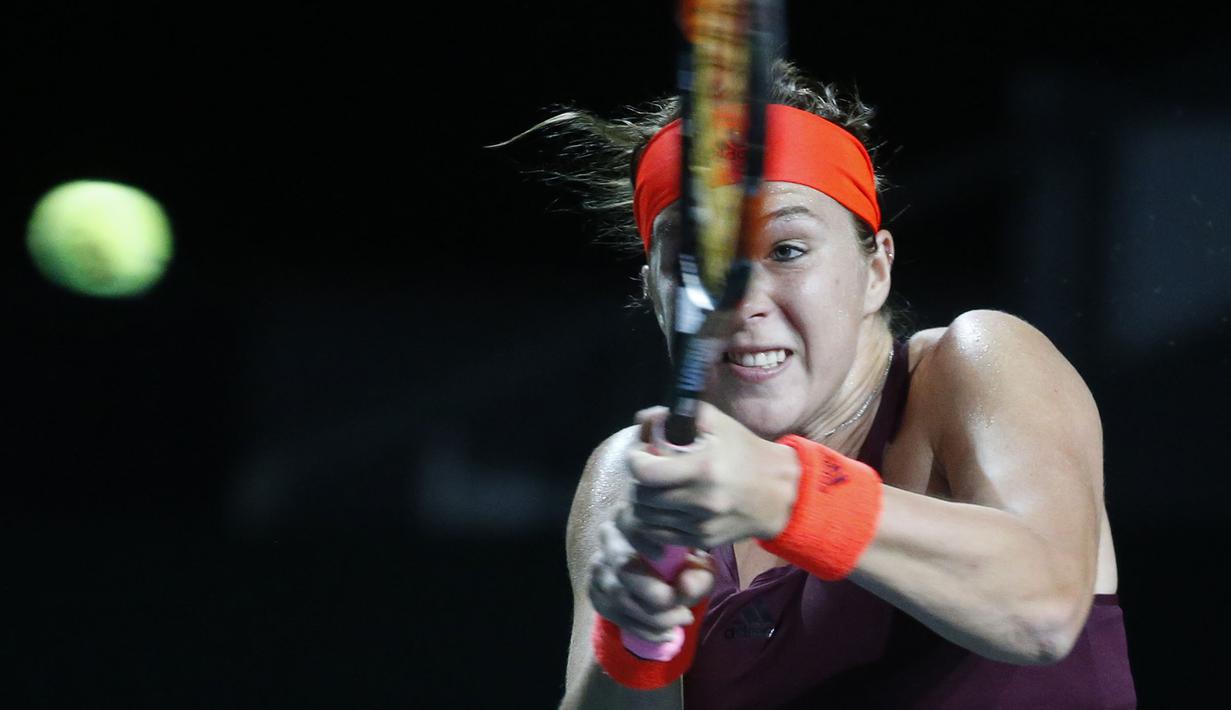 Petenis Rusia, Anastasia Pavyuchenkova memukul bola saat melawan Daria Kasatkina pada laga Kremlin Cup di Moskow, Rusia, Jumat (23/10/2015). (EPA/Yuri Kochetkov)