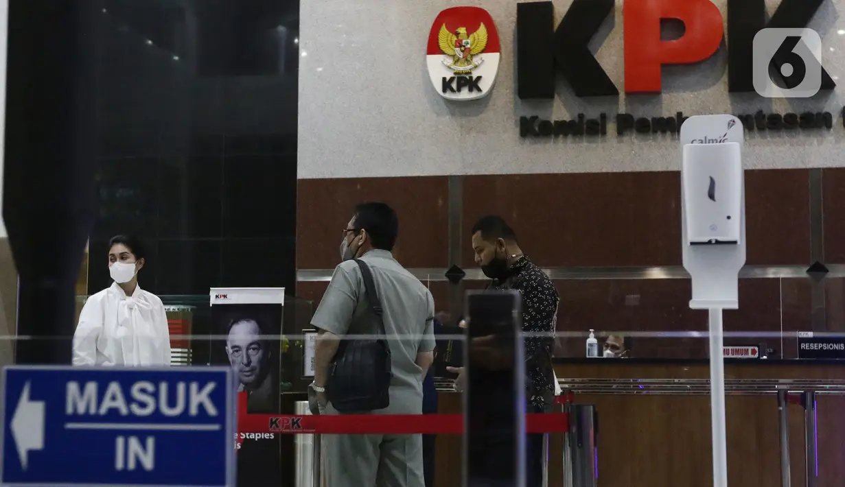 Erini Mutia Yufada (kiri) usai diperiksa di gedung KPK, Jakarta, Senin (25/10/2021). Erini diperiksa terkait dugaan suap pengadaan barang-jasa di Kab Musi Banyuasin TA 2021 yang menjerat suaminya, Bupati nonaktif Dodi Reza Alex Noerdin dan Kadis PUPR Herman Mayori. (Liputan6.com/Helmi Fithriansyah)