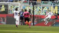Proses terjadinya gol penyerang Bologna, Rodrigo Palacio ke gawang Inter Milan. (AP Photo/Antonio Calanni)