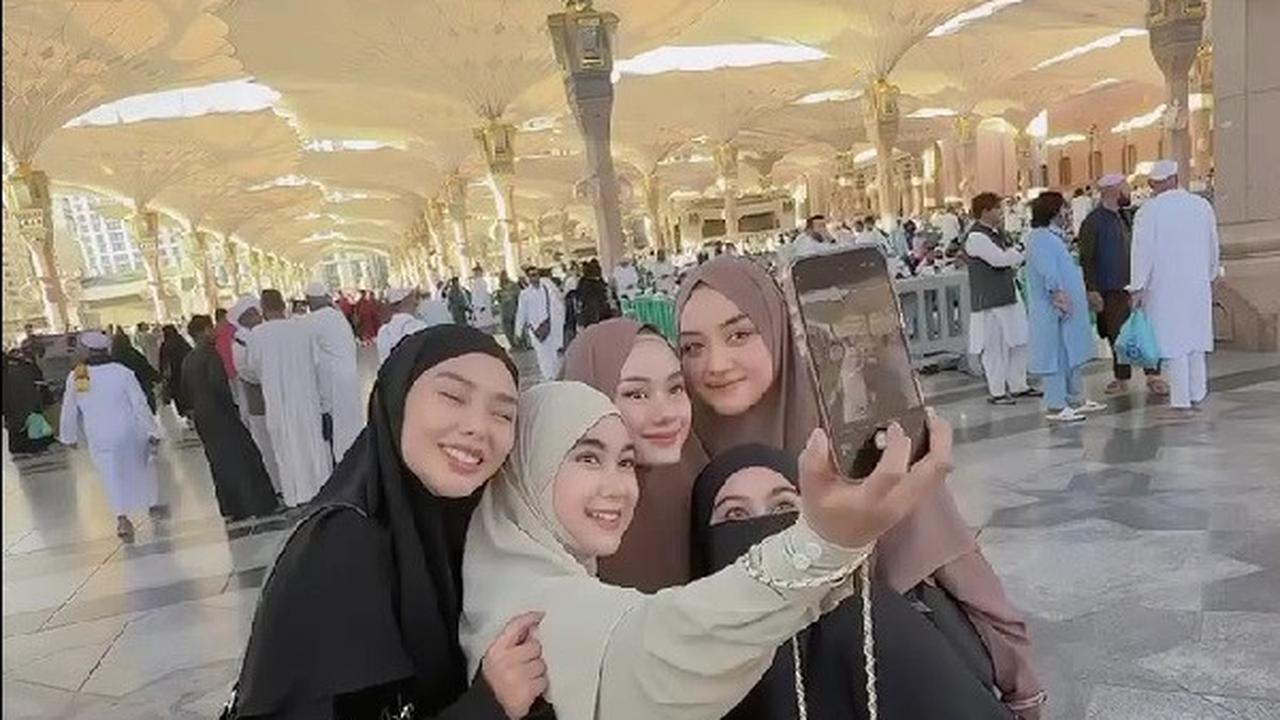 Momen Dinda Hauw, Dara Arafah, Anisa Rahma, Wardah Maulina dan Antik Arifani Jalani Umrah Bersama