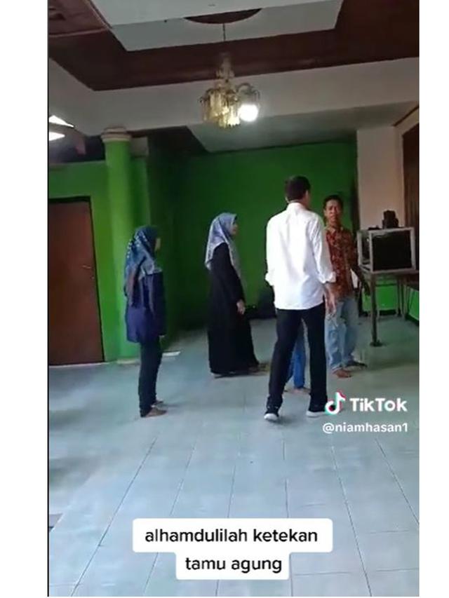 6 Momen Presiden Jokowi Takziah ke Rumah Sahahat, Teman Merintis Usaha Mebel