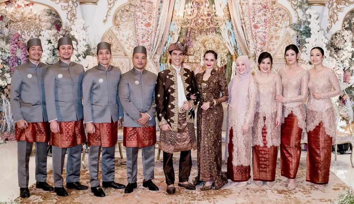 <p>Senada dengan Vincent, Desta juga tampil mengenakan baju adat beskap satin abu-abu dan kain songket maroon.</p>