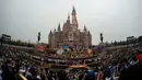 Kembang api memeriahkan acara pembukaan taman bermain terbaru, Shanghai Disney Resort di Shanghai, Tiongkok, (16/6). Taman bermain ini dibanjiri pengunjung di hari pertama pembukaan. (AFP Photo/Johannes Eisele)