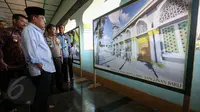 Wakil Presiden Jusuf Kalla (JK) meninjau Mesjid Raya Bukaka Watampone, Makassar, Sabtu (6/6/2015). JK melihat gambar Masjid Raya Bukaka yang akan direnovasi. (Liputan6.com/Faizal Fanani) 