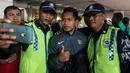 Petugas keamanan mengajak penyerang Timnas Indonesia, Andik Vermansah, foto bareng saat tiba di Bandara Soekarno-Hatta, Banten, Sabtu (26/11/2016). Timnas Indonesia tiba usai berlaga pada Piala AFF di Filipina. (Bola.com/Vitalis Yogi Trisna)