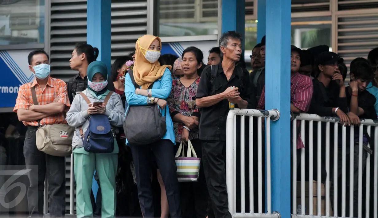 Sejumlah penumpang Transjakarta menunggu bus di halte Harmoni, Jakarta Pusat, Kamis (26/4). Peningkatan target itu merupakan 50 persen dari angka pelanggan saat ini yang berjumlah 123 juta. (Liputan6.com/Yoppy Renato)