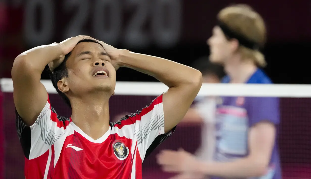 Pebulutangkis Indonesia Anthony Sinisuka Ginting berselebrasi usai mengalahkan Anders Antonsen dari Denmark pada perempat final tunggal putra Badminton Olimpiade Tokyo 2020 di Tokyo, Jepang, Sabtu (31/7/2021). Anthony  Ginting menang atas Antonsen 21-18, 15-21, 21-18. (AP Photo/Markus Schreiber)