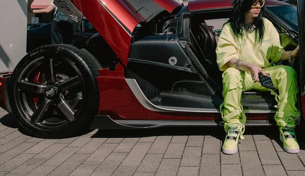 Billie Eilish kreatif dalam bermain warna. Tak jarang ia mengenakan gaya monokrom serba neon atau bernuansa netral.