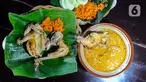 Pekerja menyiapkan makanan ayam lodho di Warung Makan Ayam Lodho Pak Yusuf, Dusun Brongkah, Trenggalek, Jawa Timur, Sabtu (2/9/2023). Dalam sehari, rumah makan ini menghabiskan rata-rata 250 ekor ayam kampung yang diolah menjadi lodho. (merdeka.com/Arie Basuki)