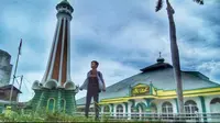 Masjid Jami Al Anwar Lampung bertahan selama ratusan tahun meski pernah terdampak letusan dahsyat Gunung Krakatau pada 1883. (dok. Instagram @13.mekhanai/https://www.instagram.com/p/BNRrg1Xgi3N/Dinny Mutiah)