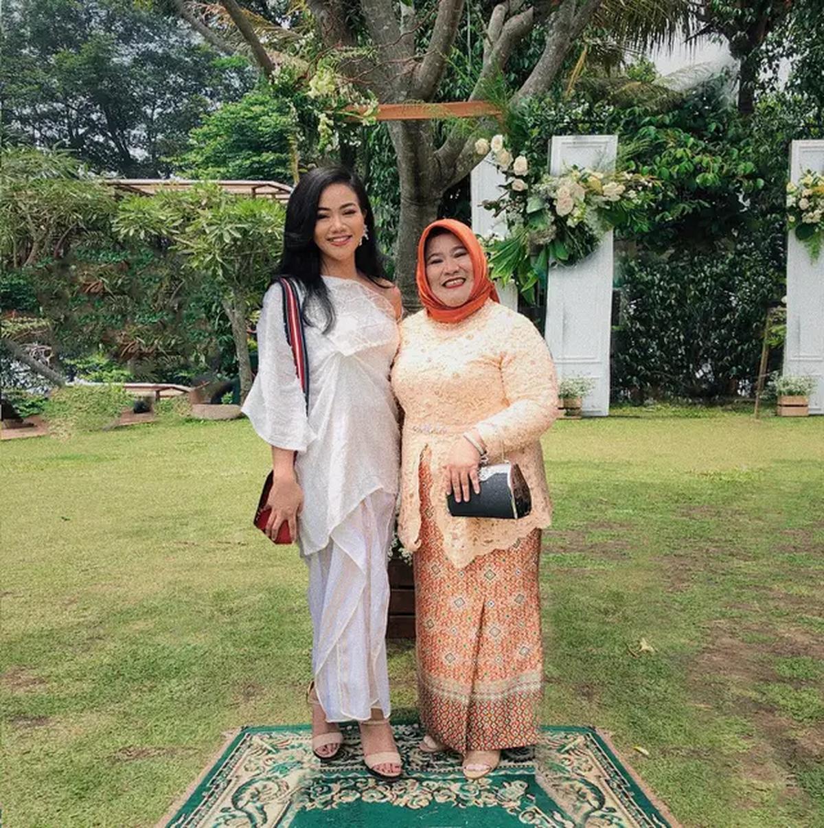 Yura Yunita dan Mamah (Sumber: Facebook/Yura Yunita)