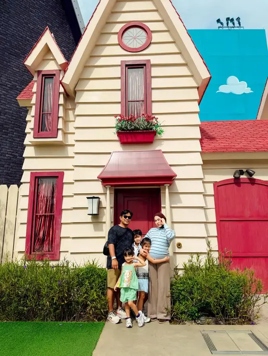 Liburan bersama keluarga ke Singapura, Nina Zatulini tampil chic dengan striped long sleeve top warna biru muda. Atasan tersebut dipadukan hijab cokelat yang memberi sentuhan hangat, sembari ia dengan percaya diri memamerkan baby bump. Gaya kasual ini terasa simpel namun tetap manis untuk aktivitas jalan-jalan. [@ninazatulini].