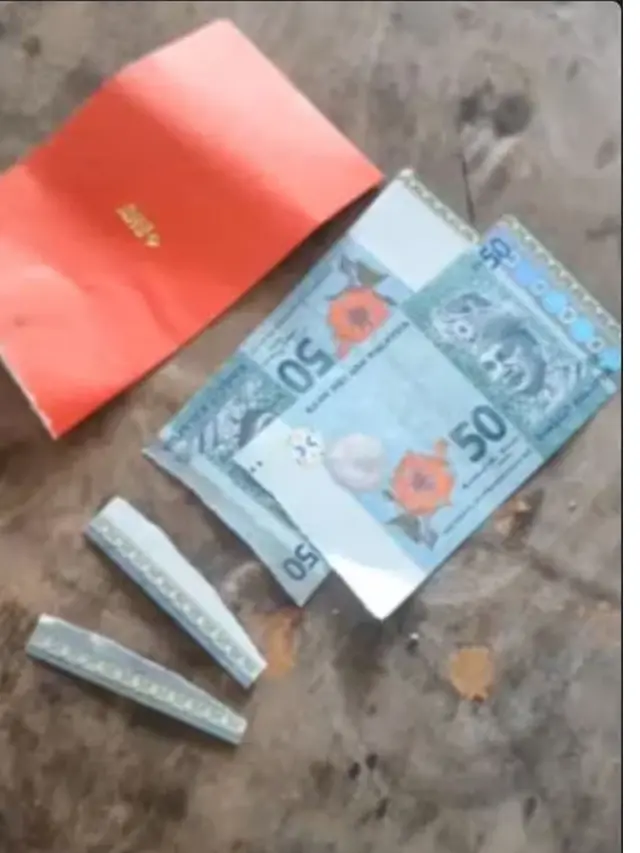 Buka Angpao Terlalu Cepat, Pria Ini Tak Sengaja Robek Uang Kertas di Dalamnya